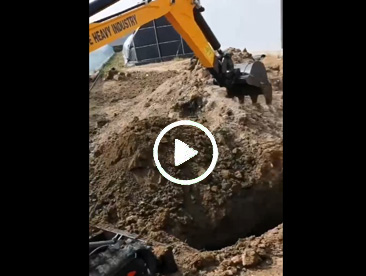 小型挖掘机搭建蔬菜大棚视频